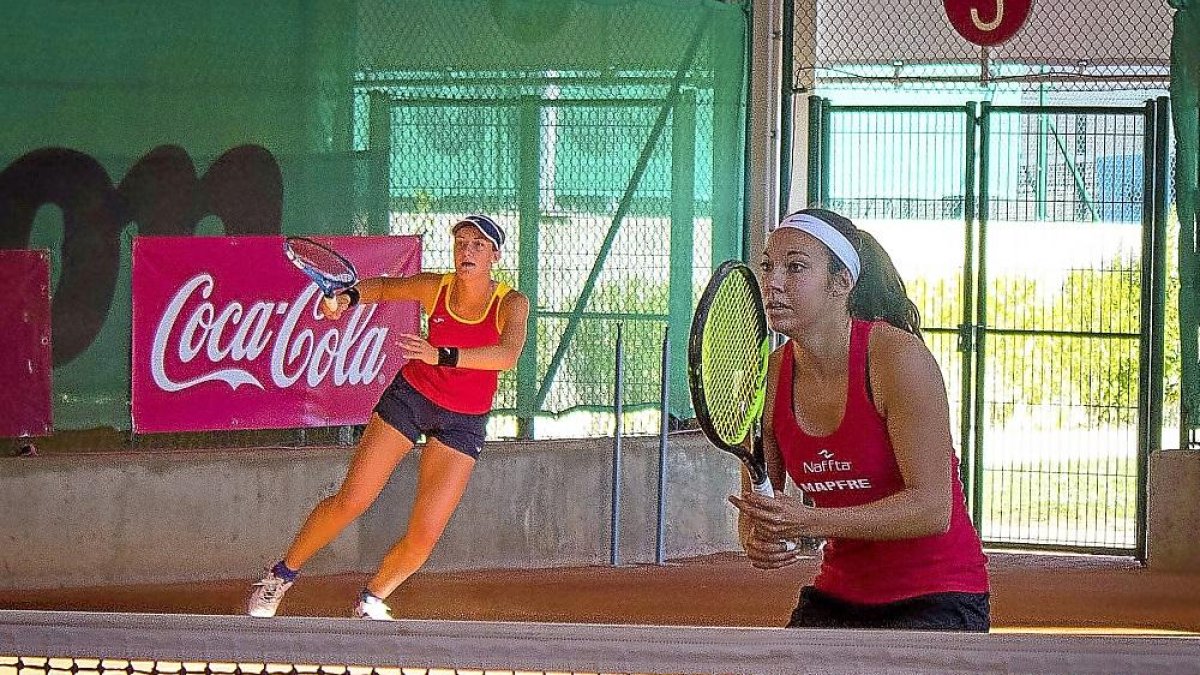 Rosa Vicens y Paula Arias en el partido disputado ayer.-EM