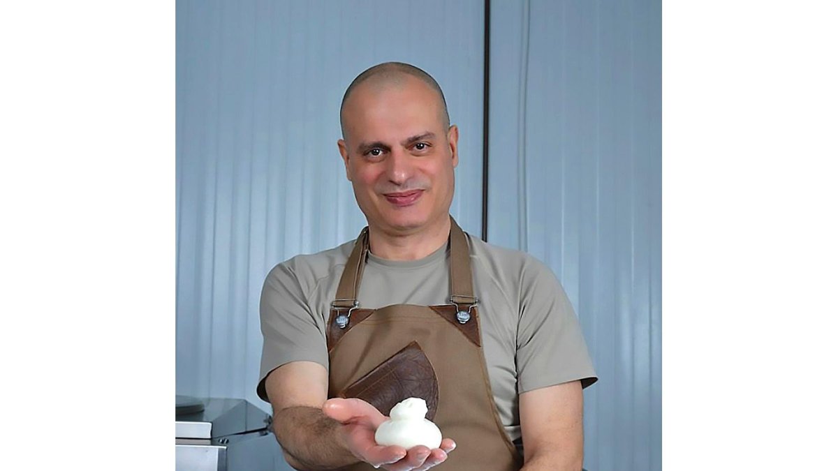 Salvatore muestra uno de sus quesos tiernos elaborado con leche de vaca. Su sabor único y su textura se obtienen a través de un proceso de elaboración artesanal con ingredientes de primera calidad. / LA POSADA