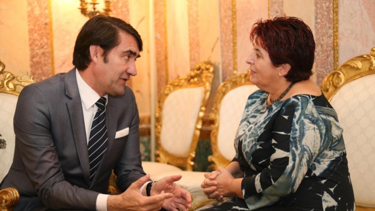 El consejero de Fomento y Medio Ambiente, Juan Carlos Suárez-Quiñones, mantiene un encuentro con la alcaldesa de Segovia.-ICAL