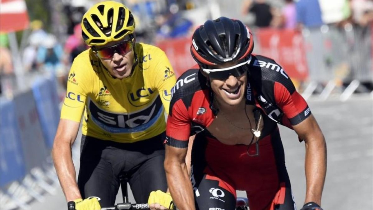 Chris Froome, detrás de Richie Porte, a punto de cruzar la meta de la primera de las cuatro etapas alpinas.-REUTERS / STEPHANE MANTEY