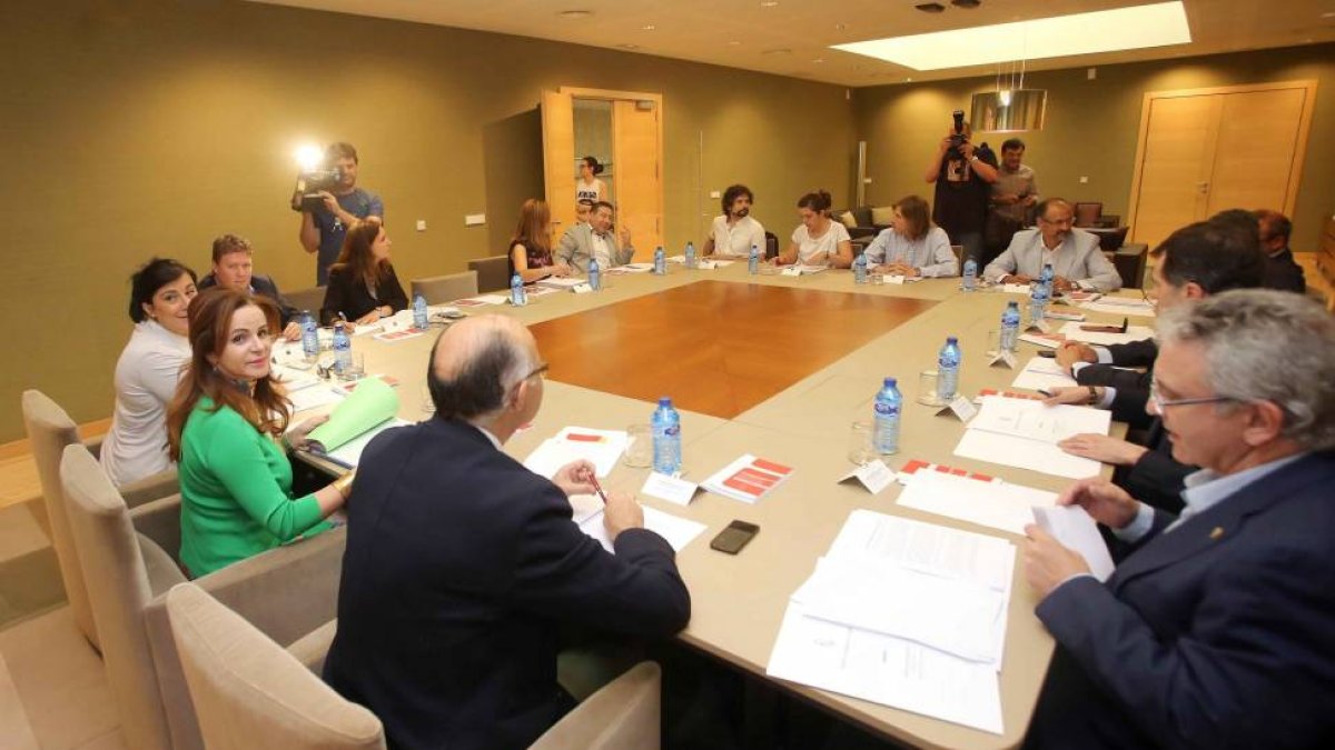 La presidenta de las Cortes, Silvia Clemente, preside la reunión de la Mesa y Junta de Portavoces de las Cortes-Ical