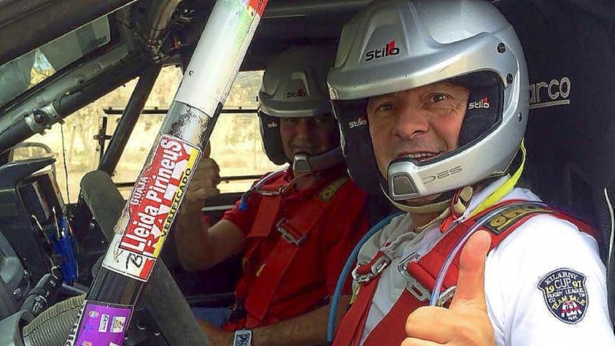 Roberto Carranza, al volante de su Toyota Hilux T1.-EL MUNDO