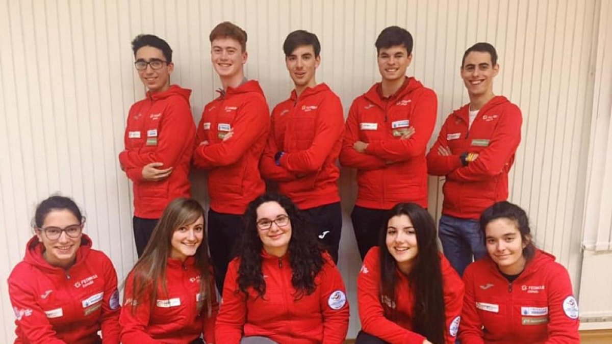 Arriba, representantes del equipo masculino de España con Javier Munté (2ªI), Luis Gómez (2ºD).En la fila de abajo, la selección femenina con Patricia Ruiz (1ªI), MaríaGómez (2ªD) y Ana Vázquez (1ªD).-RFEDH