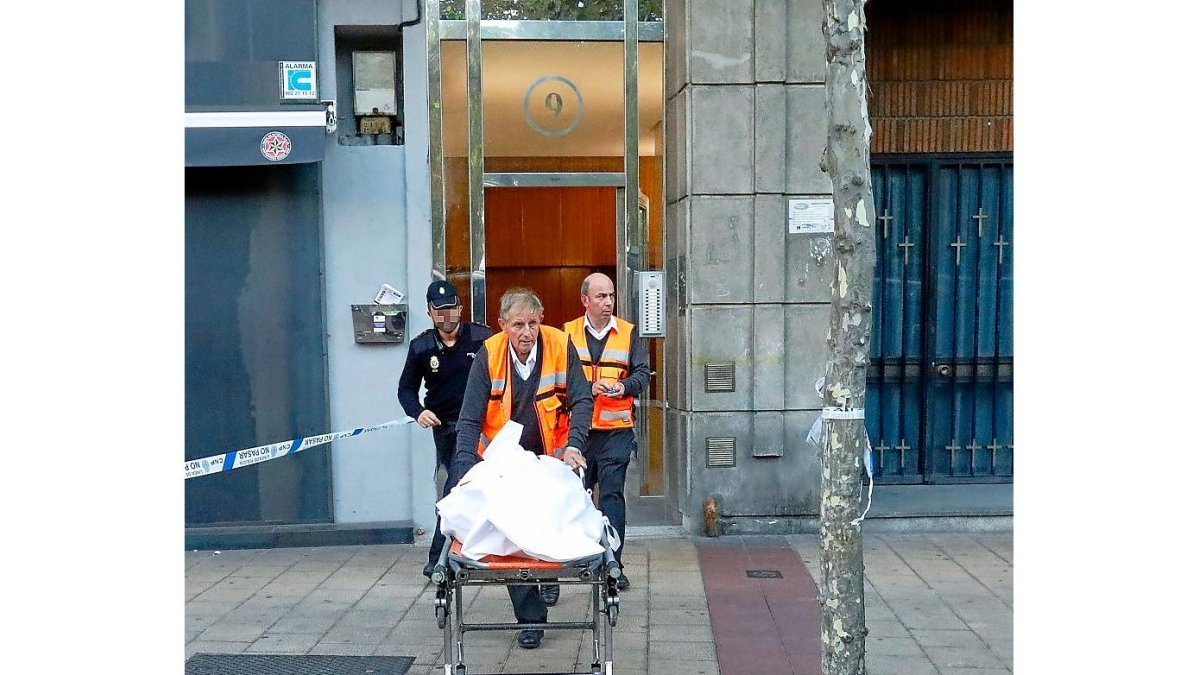 Varios sanitarios sacan el cadáver de ‘Mari’ de su domicilio el pasado 18 de octubre de 2018. - J.M. LOSTAU