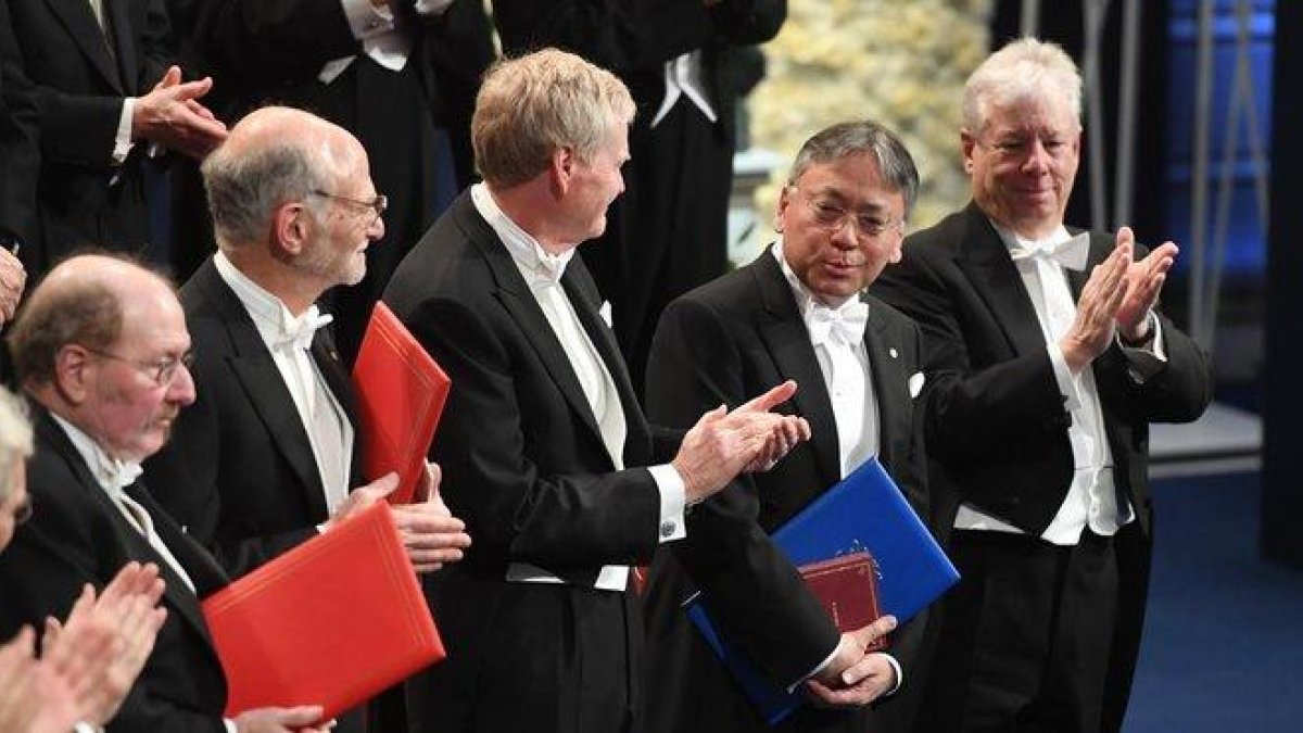 El Nobel de Literatura del 2017, Kazuo Ishiguro, los galardonados en Medicina (Jeffrey Hall, Michael Rosbash y Michael Young) y Economía (Richard Thaler).-TT / FREDRIK SANDBERG