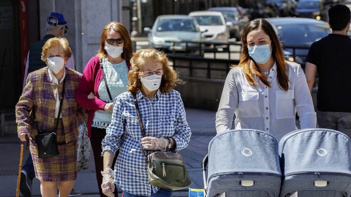 Gente con mascarillas en Valladolid - J. M. LOSTAU