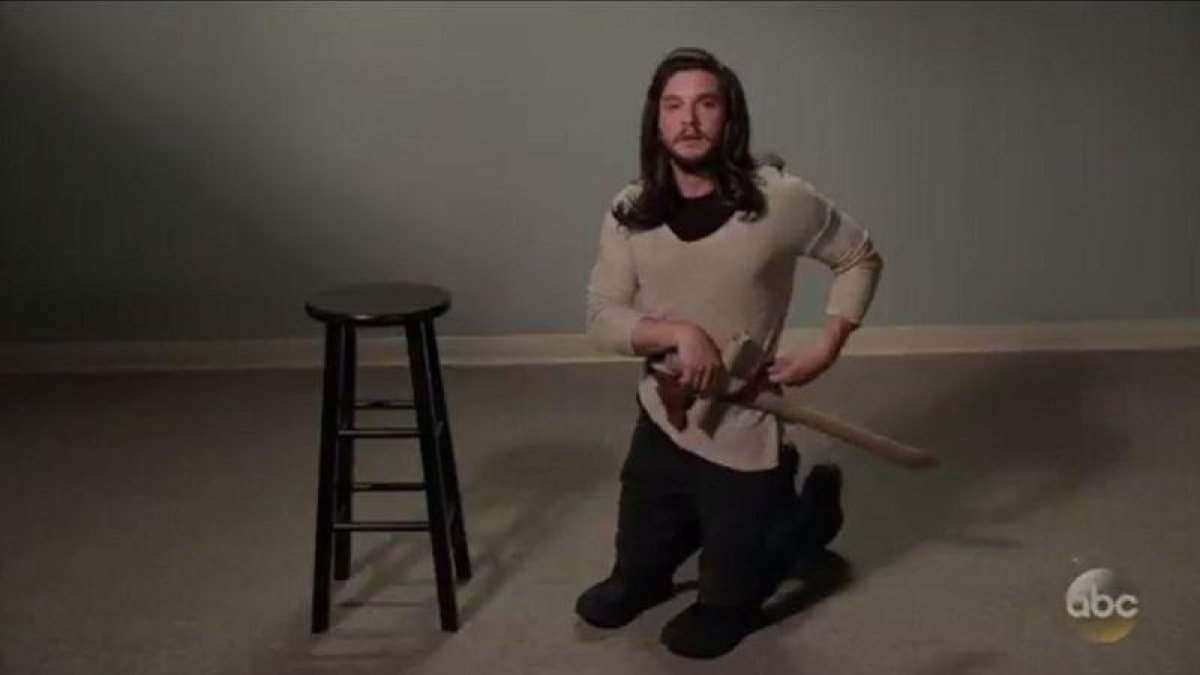 Kit Harington parodia a Arya Stark, en el programa  'Jimmy Kimmel Live!', de la cadena ABC.-ABC TV