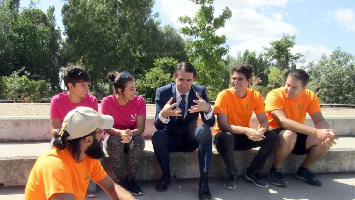 El consejero de Fomento y Medio Ambiente, Juan Carlos Suárez-Quiñones, visita el PRAE de Valladolid.-ICAL
