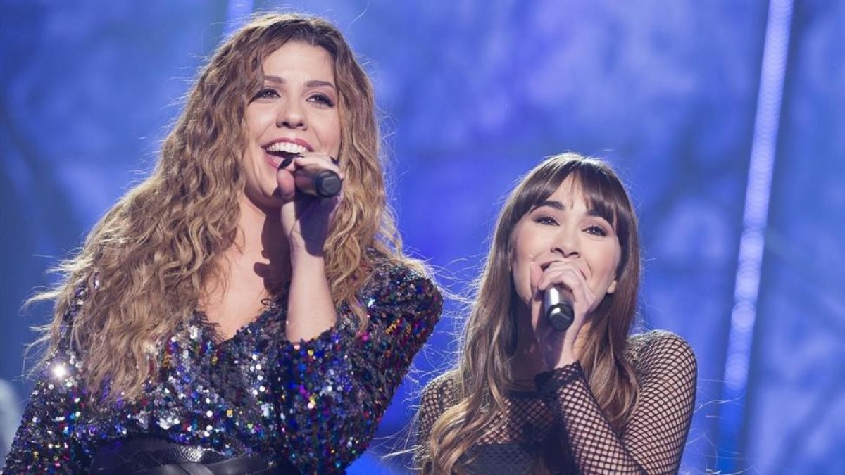 Miriam y Aitana, en la 12ª gala del concurso musical de TVE Operación Triunfo.-/ PERIODICO