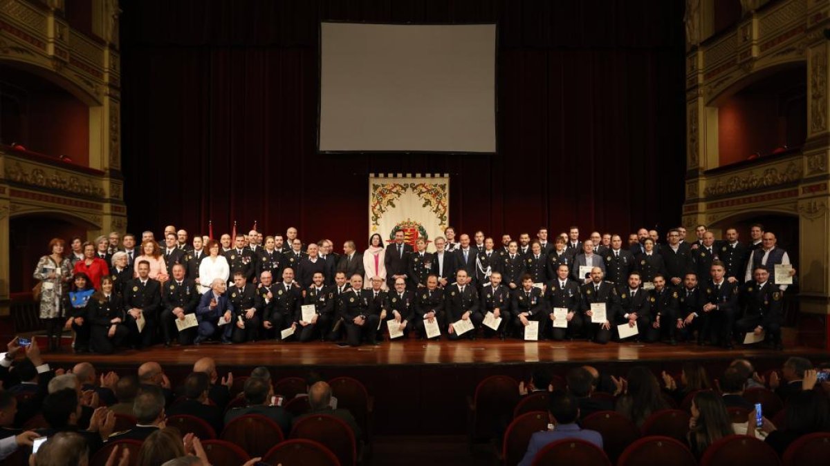 En el Teatro Calderón ha tenido lugar la celebración del Día de la Policía Municipal, a la cual asistieron autoridades y representantes de distintos departamentos de la Administración, además del alcalde de Valladolid, Óscar Puente. Con las nuevas incorporaciones de este año se han completado las plantillas de los distritos, que cuentan con 50 agentes cada uno y con tres mandos, donde resaltan, además, las 58 mujeres que forman parte de la Policía Municipal de Valladolid.