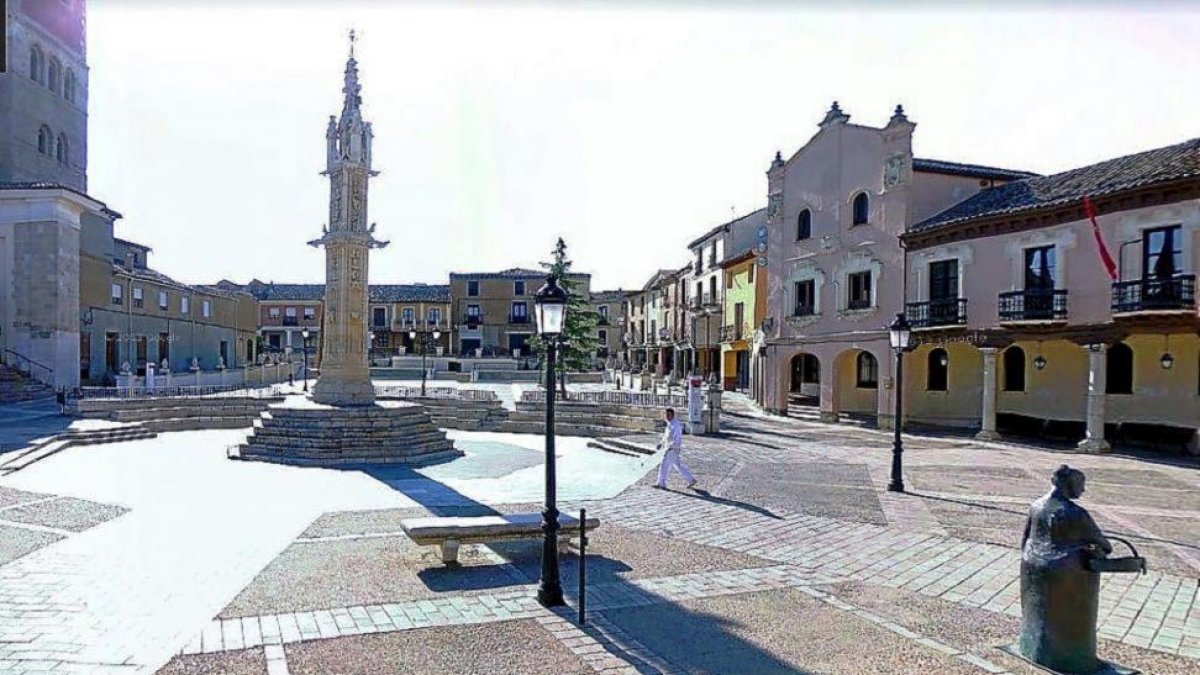 Plaza Mayor de Villalón en la que la menor, hallada sin pantalones, fue socorrida por un amigo.-E.M.
