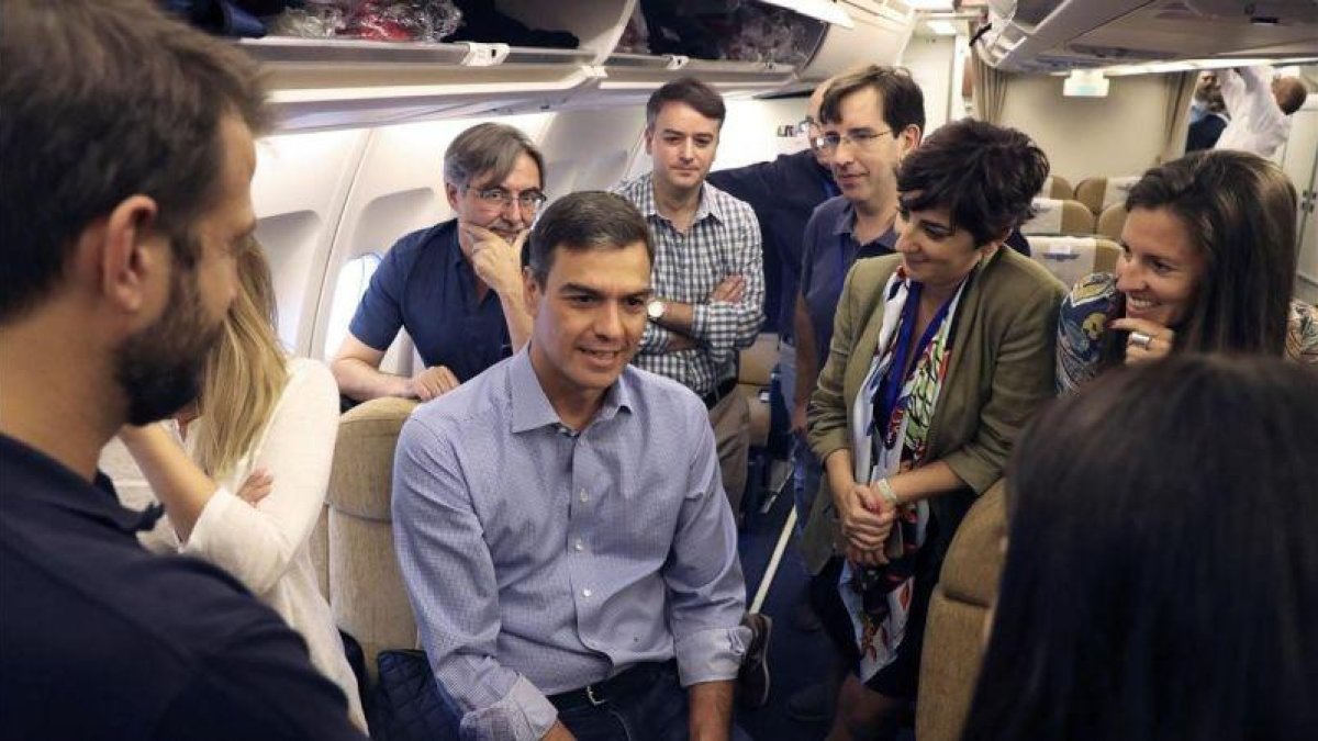 Pedro Sánchez, a bordo de un Airbus antes de volar a Santiago de Chile.-EL PERIÓDICO
