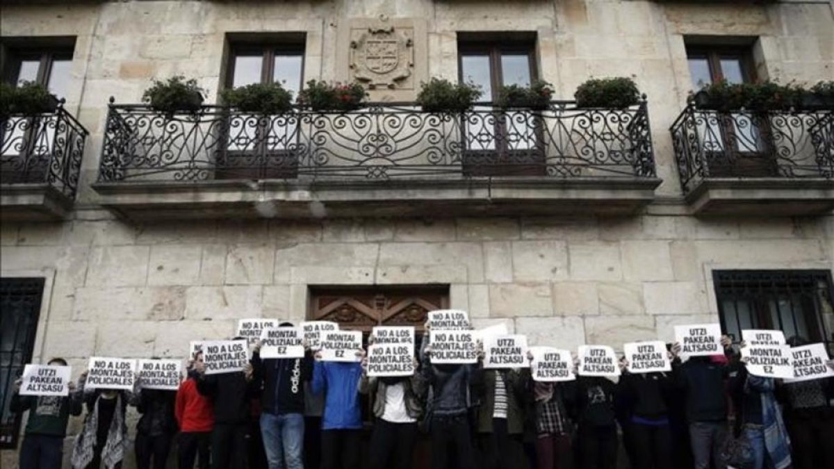 cto de apoyo de vecinos y amigos de los dos primeros detenidos por la agresión a dos guardias civiles en Alsasua, el pasado día 17 de octubre.-EFE / JESÚS DIGES