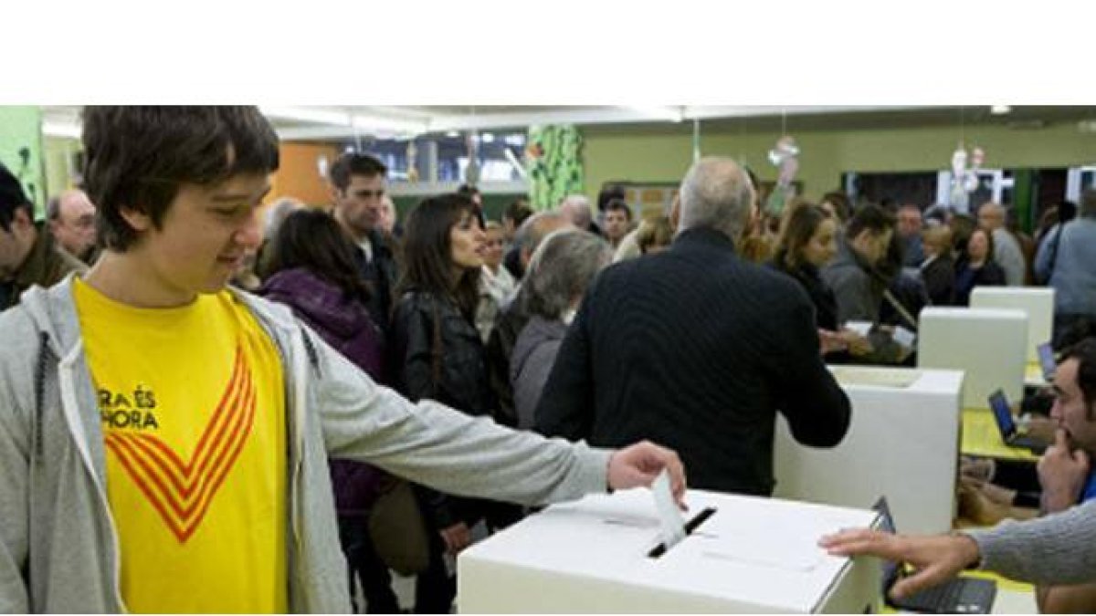 Un joven participa en la consulta soberanista del pasado 9 de noviembre, en Barcelona.-Foto: FERRAN NADEU