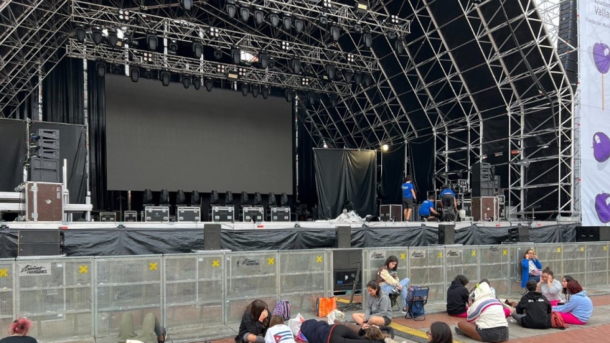 Algunos jóvenes han pasado la noche en la Plaza Mayor para ver el concierto en un mejor lugar. E.M.