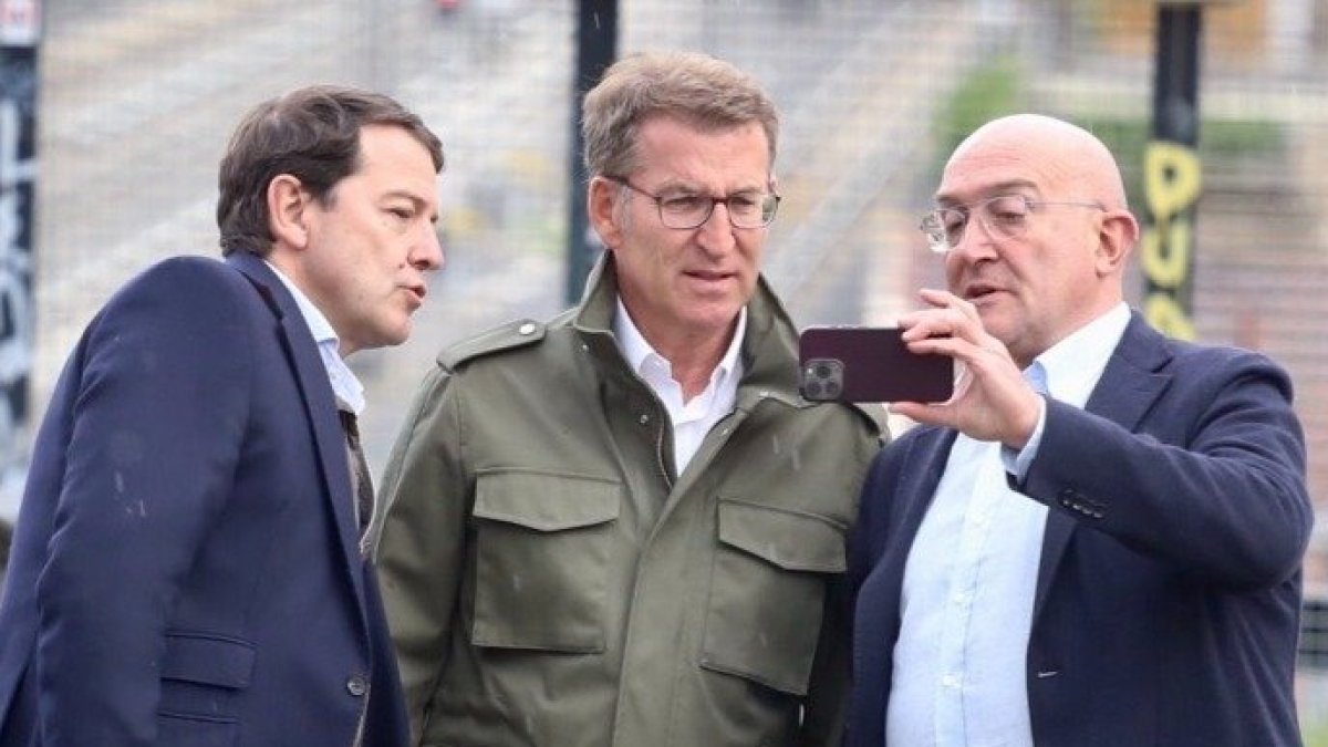 Alfonso Fernández Mañueco, Alberto Núñez Feijóo y Jesús Julio Carnero, en una imagen de archivo en Valladolid.-ICAL
