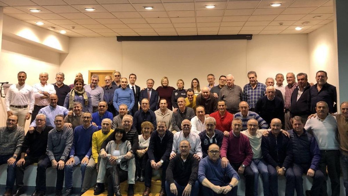 Foto de familia durante la entregan las insignias de plata a los policías locales y bomberos que cumplen la edad de jubilación en 2019.-ICAL