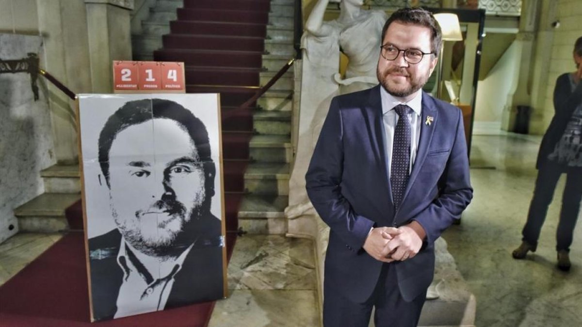 El nuevo conseller de Economia, Pere Aragonès, llega a la conselleria.-FERRAN SENDRA