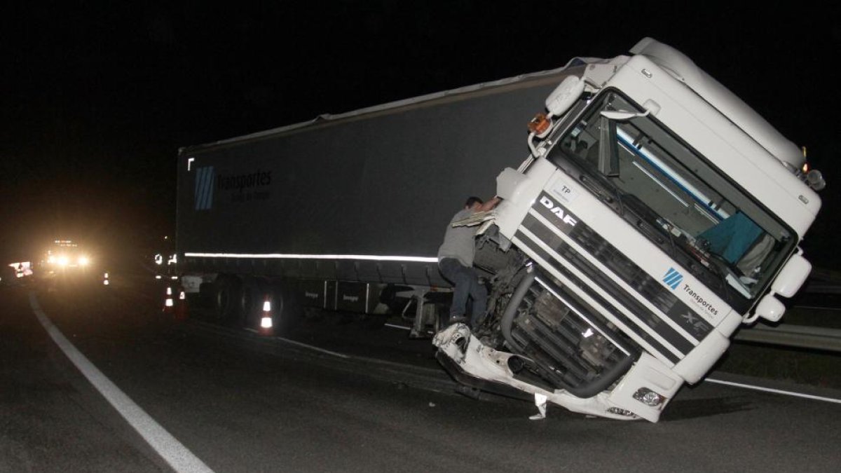 Un camión colisona contra una barrera de hormigón en la A-62, en la kilómetro 96 y destroza las ruedas. Se produce el corte de la autovía, sentido Burgos y se desvía el tráfico por el nucleo urbano de Dueñas.-ICAL