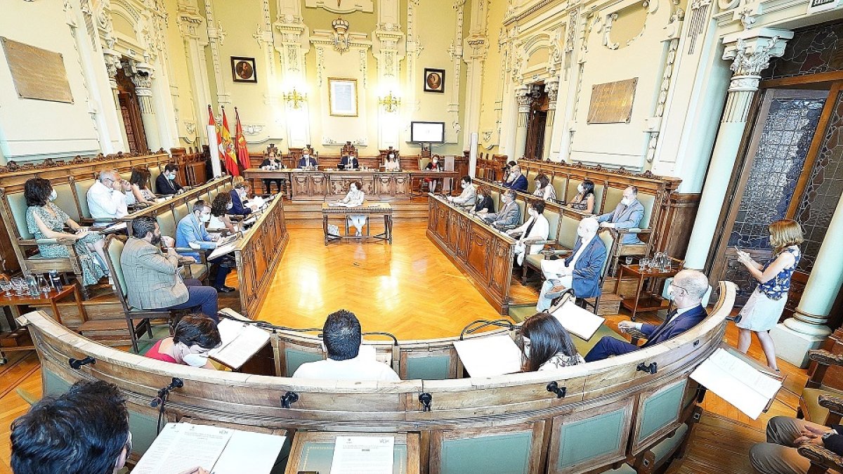 Vista general del primer pleno presencial tras el estado de alarma. E.M.