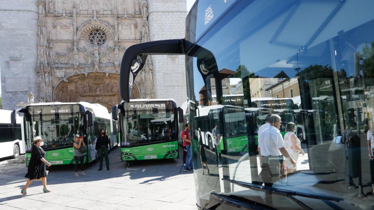 Autobuses de Auvasa durante su presentación en San Pablo. J.M. Lostau