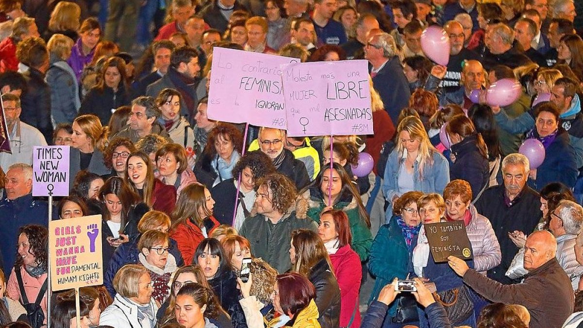 Manifestantes se concentraron ayer en Valladolid por el Día Internacional de la Mujer.-PABLO REQUEJO / PHOTOGENIC