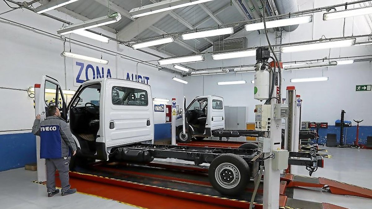 Uno de los trabajadores de Iveco en la planta de Valladolid.-J.M. LOSTAU