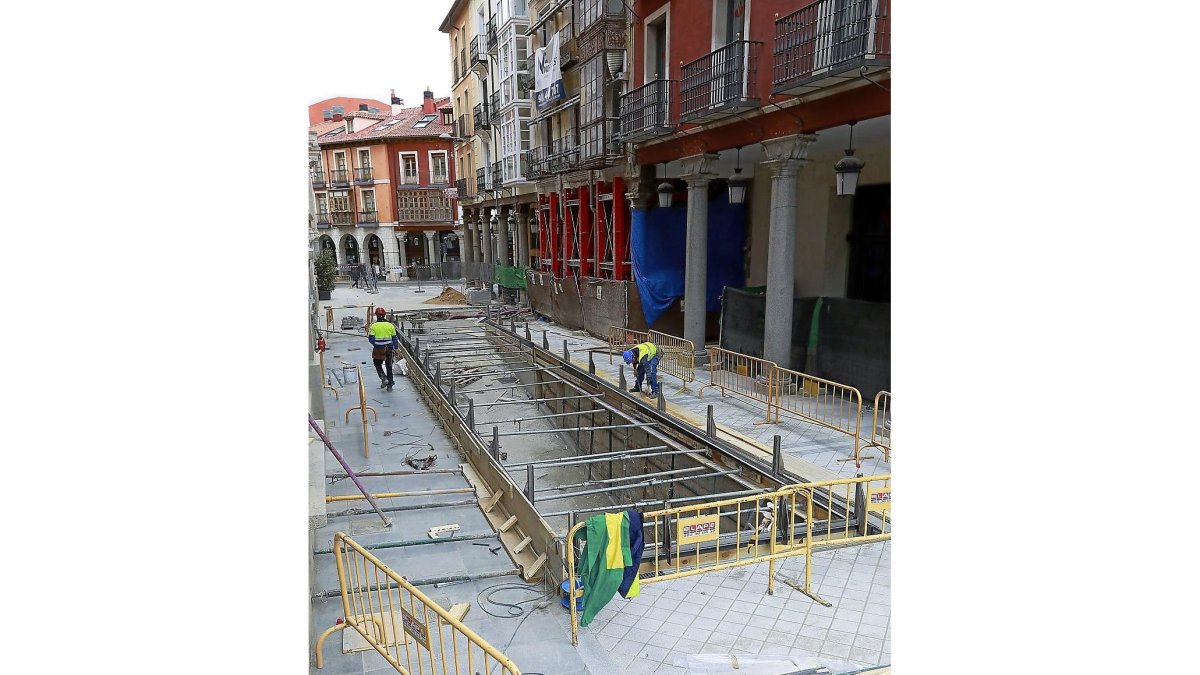 Entrada al aparcamiento por la Calle Manzana.-J.M.LOSTAU