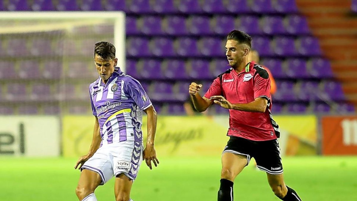 Lichnovsky -con el balón-, uno de los extranjeros del Valladolid 16-17.-BALCAZA