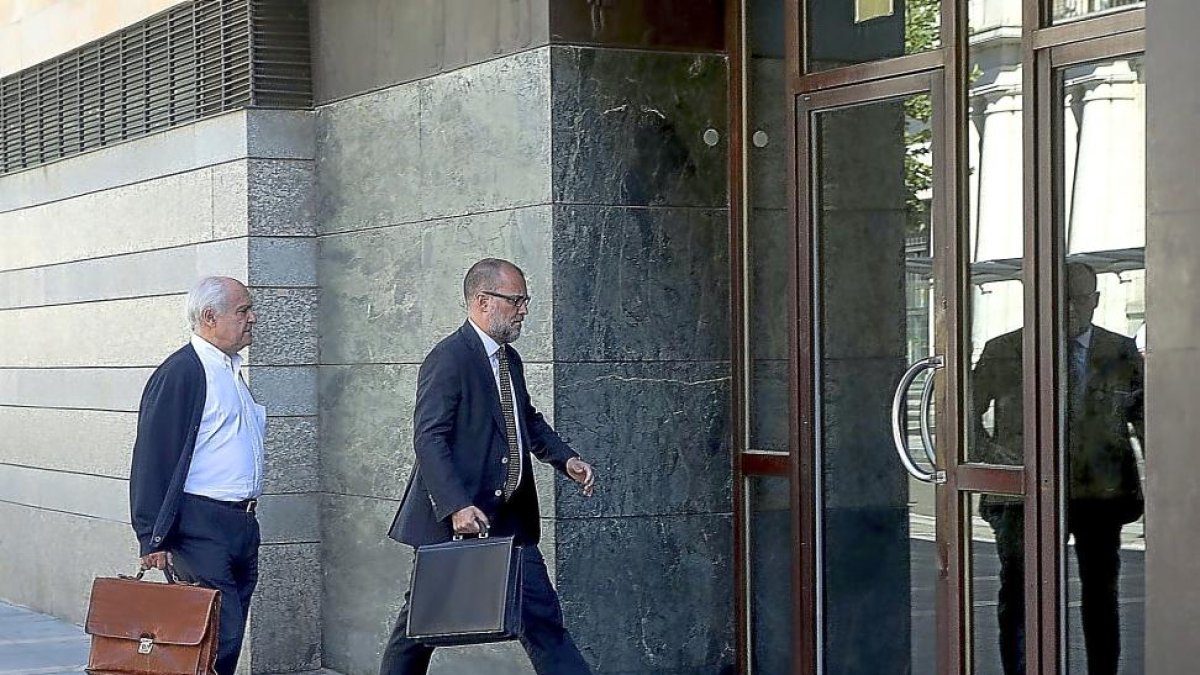 Ricardo Bravo a su llegada a los juzgados.-ICAL