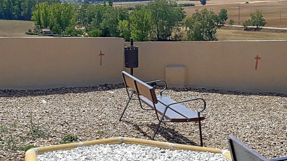 Imagen de dos de la cruces rojas que han aparecido pintadas en los muros del mirador.-E.M.
