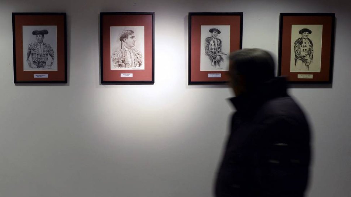 Un hombre observa la obra del ilustrador y pintor Miguel Ángel Soria que hoy ha inaugurado, en el Museo del Toro de Valladolid, la exposición 