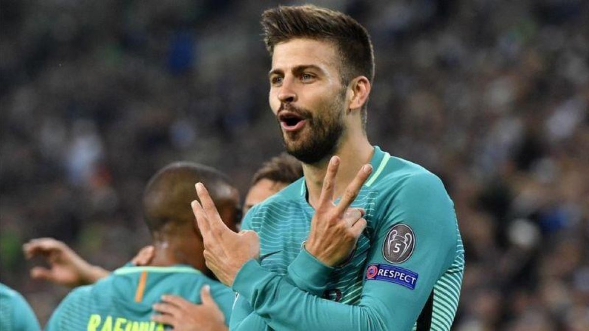 Gerard Piqué, en un partido del Barça.-AP / MARTIN MEISSNER