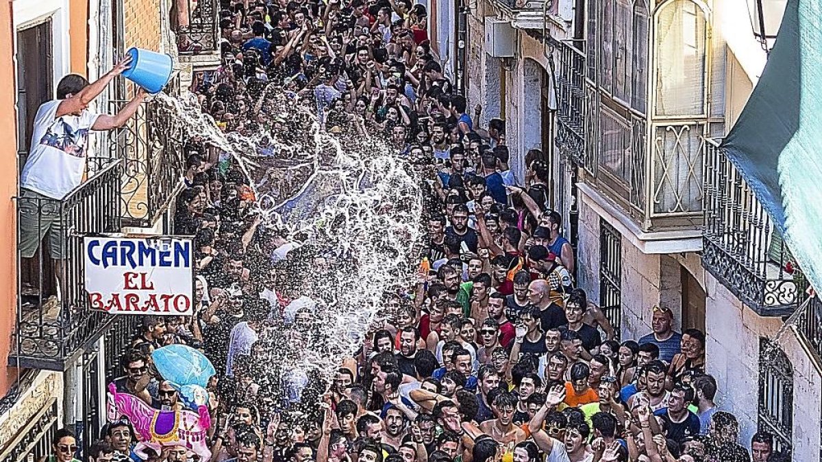 Vista de la calle que comunica las dos plazas ayer en el chúndara de Peñafiel.-PABLO REQUEJO / PHOTOGENIC