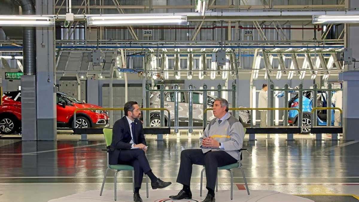 El director de RTVCyL, Eduardo Álvarez, entrevista al director deRenault España, José Vicente de los Mozos.-E. M.