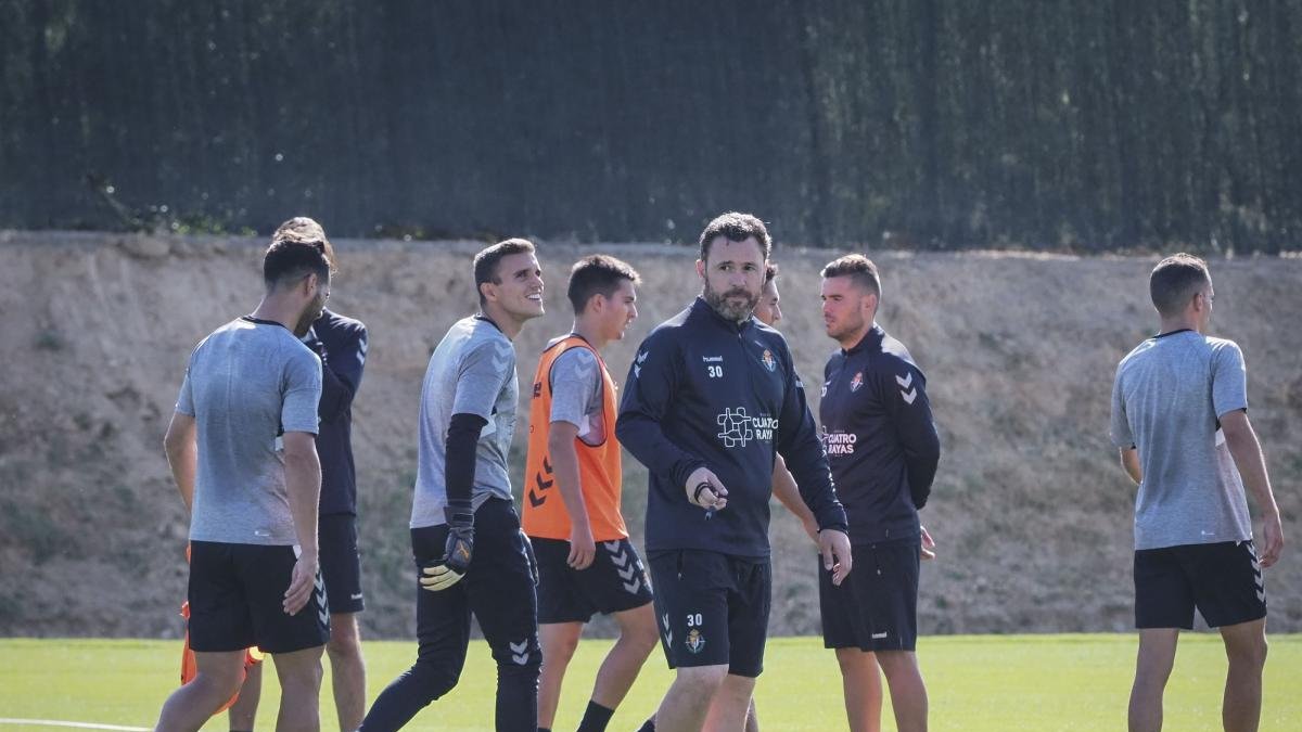 El entrenador blanquivioleta Sergio, en el centro, durante el último entrenamiento de esta semana del Real Valladolid.-MIGUEL ÁNGEL SANTOS