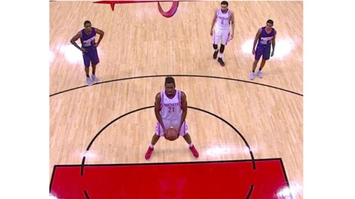 Onuaku lanza de cúchara en su debut en la NBA.-