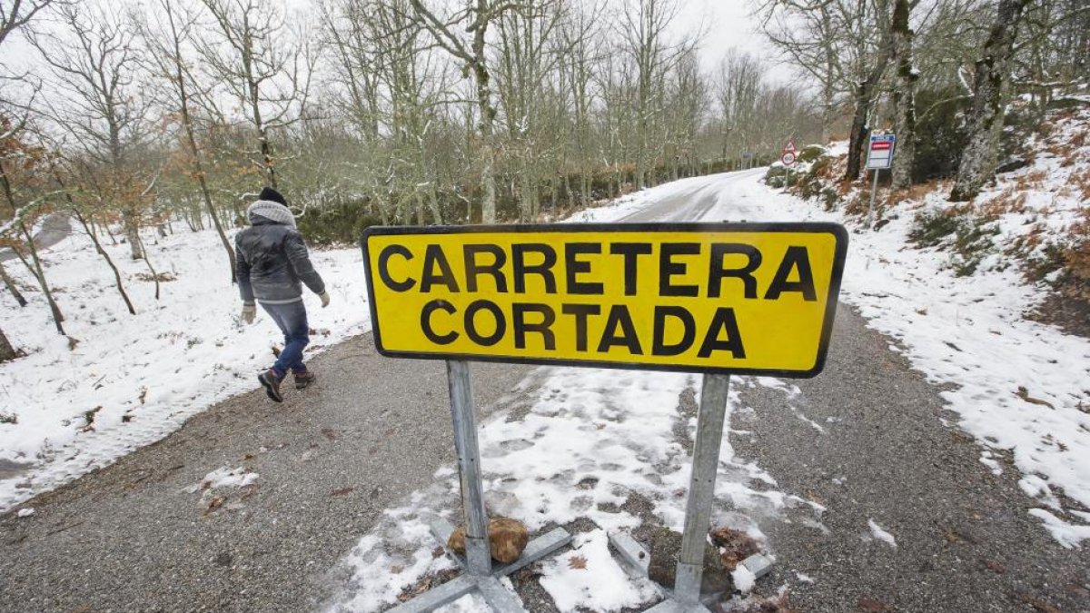 Cartel de carretera cortada en Salamanca.-ICAL