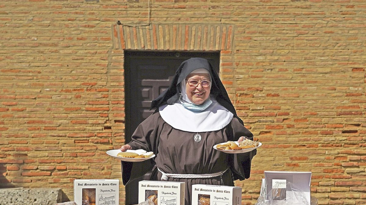 La madre abadesa Sor Micaela en el patio del albergue de peregrinos con los dulces y pastas del convento./ ArgiComunicación