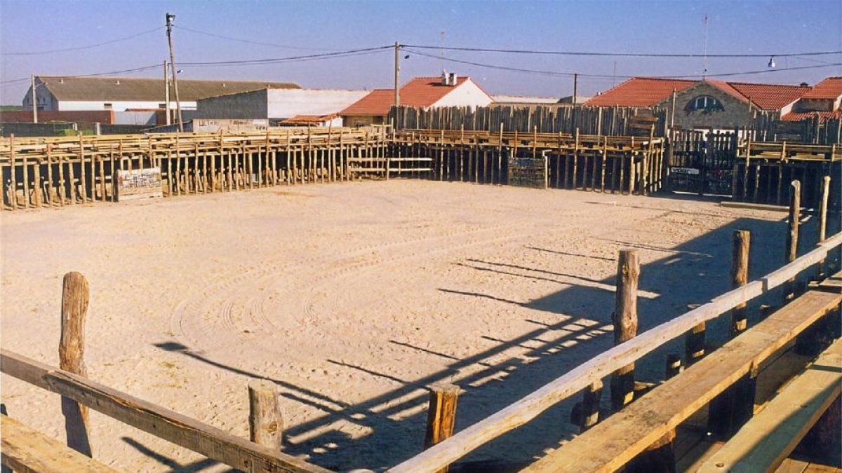 Plaza de palos de Montemayor de Pililla, que se monta y desmonta cada año desde hace más de tres siglos.-EL MUNDO