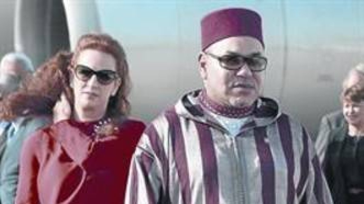 Mohamed VI y su esposa en el aeropuerto de Rabat, el 15 de julio.-Foto: AFP / FADEL SENNA