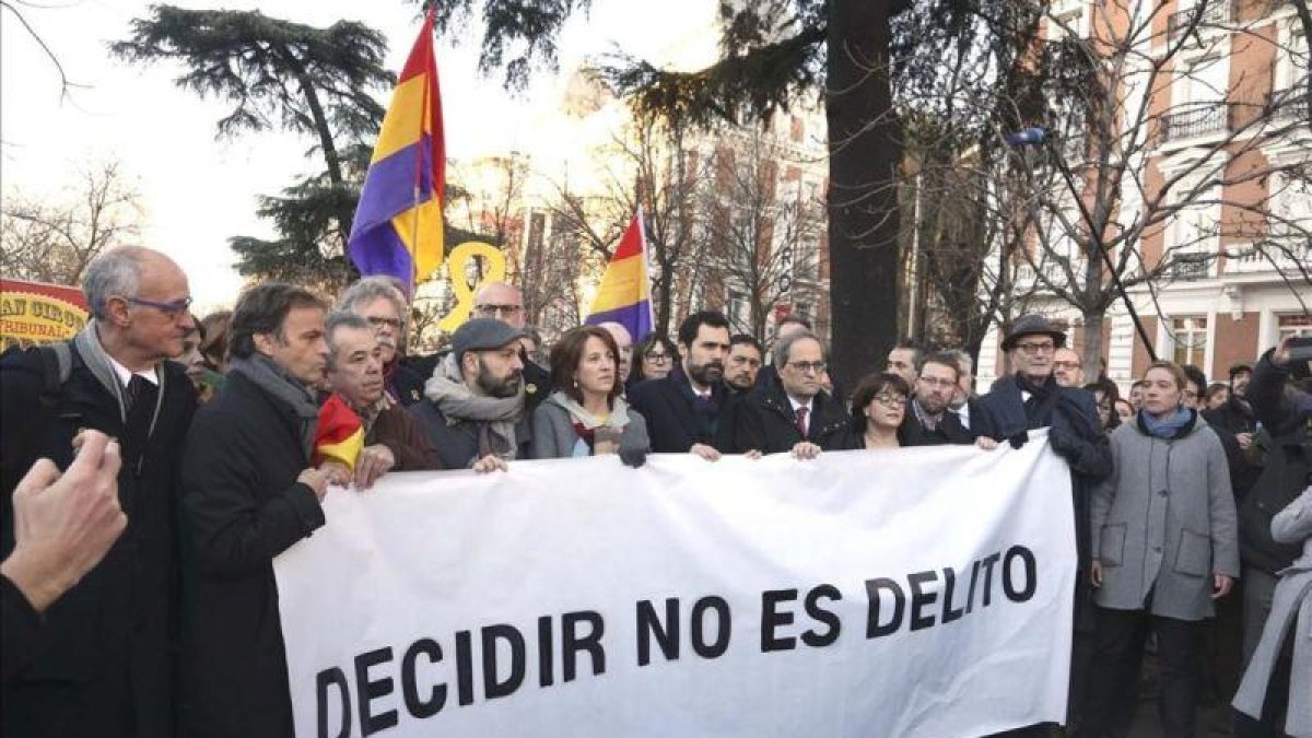 Roger Torrent, Quim Torra y otros miembros del Govern, con una pancarta a las puertas del Supremo.-DAVID CASTRO