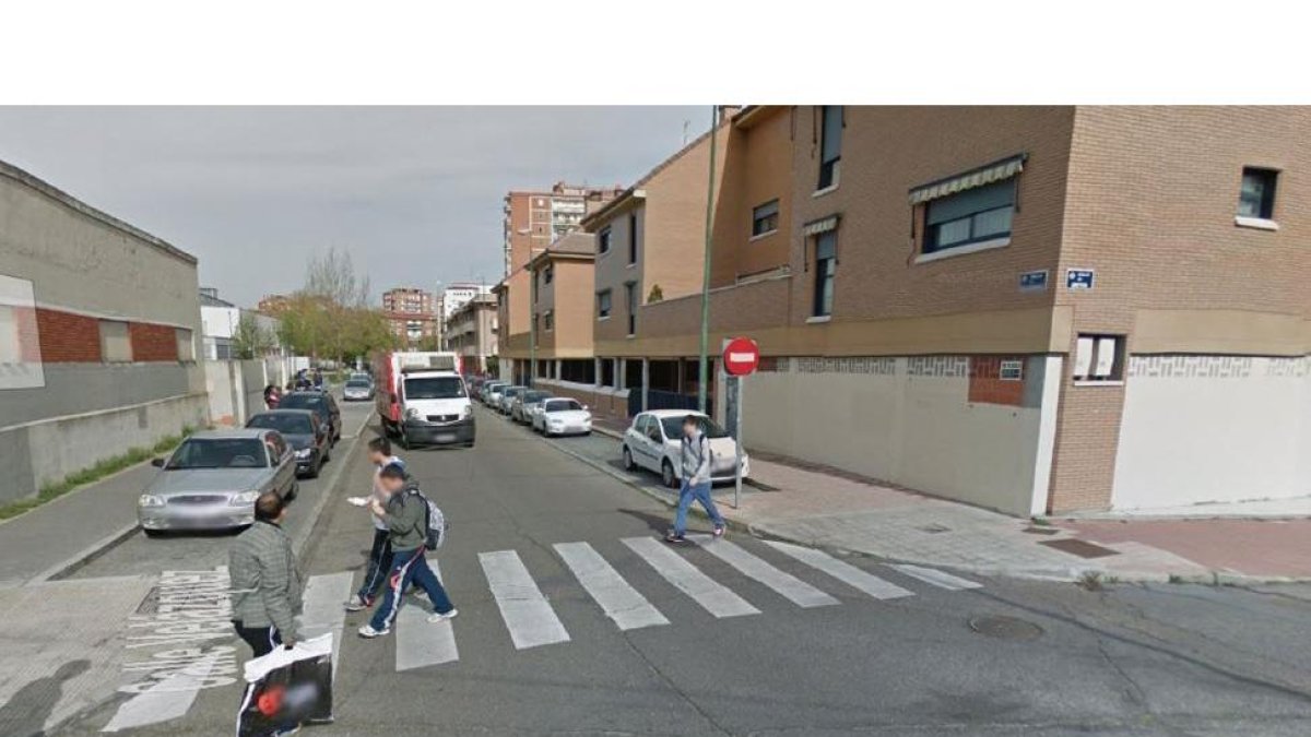 Paso de cebra entre calle Velázquez y Bretón.-Google Street View