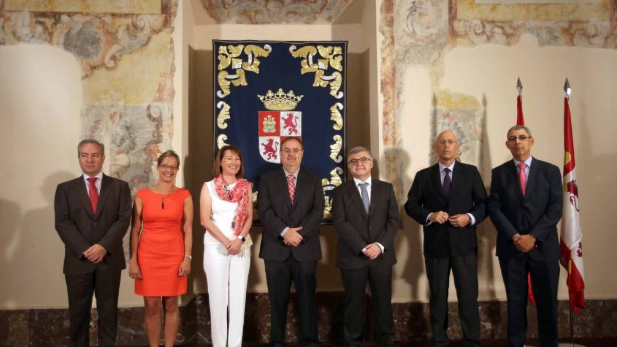 El consejero de Educación, Fernando Rey, junto a su equipo.-ICAL