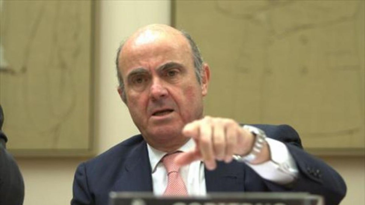 El ministro de Economía, Luis de Guindos, en una comparecencia en la Comisión de Economía del Congreso de los Diputados.-DAVID CASTRO