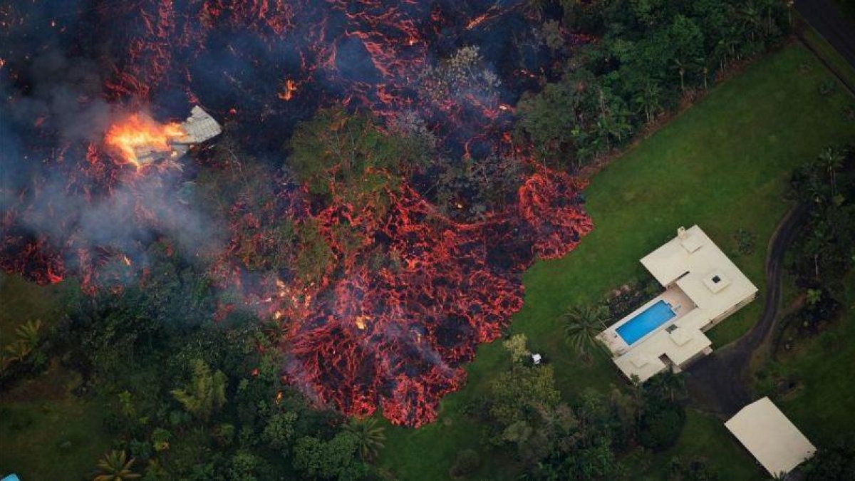 La lava del Kilauea se aproxima a una casa en Hawaï.-EFE / BRUCE OMORI