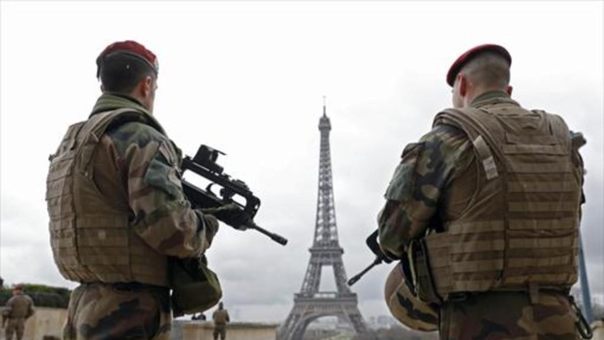 Militares custodian la torre Eiffel-PHILLIPPE WOJAZER