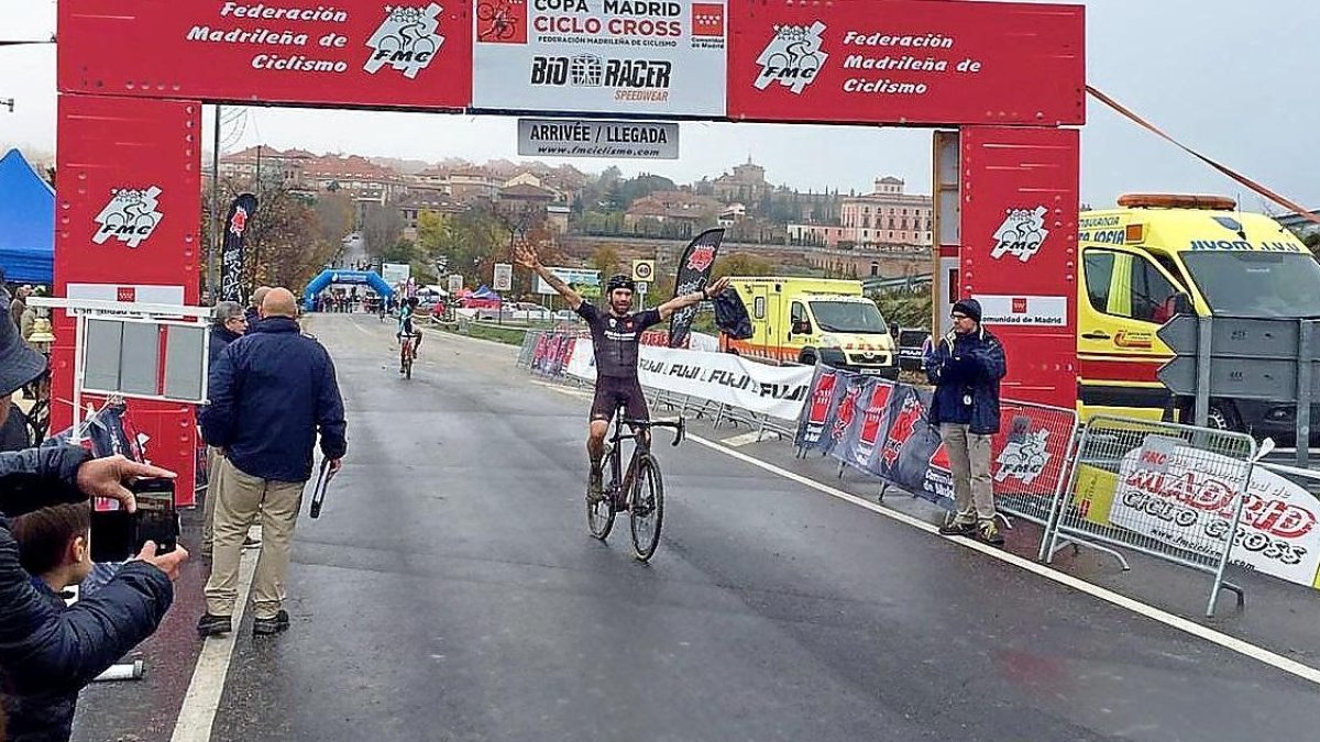 Israel Castañeda entra en solitario en la meta de Boadilla del Monte.-D.V.