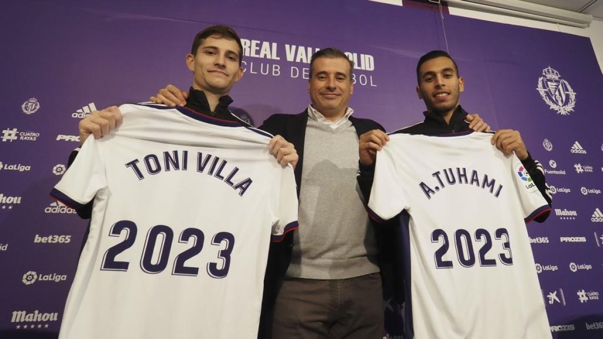 Photogenic/Miguel Ángel Santos. Valladolid. 26/11/2019. Rueda de prensa de Toni y Anuar, que acaban de ampliar sus contratos hasta 2023. Estarán acompañados por Miguel Ángel Gómez, director deportivo del Real Valladolid.