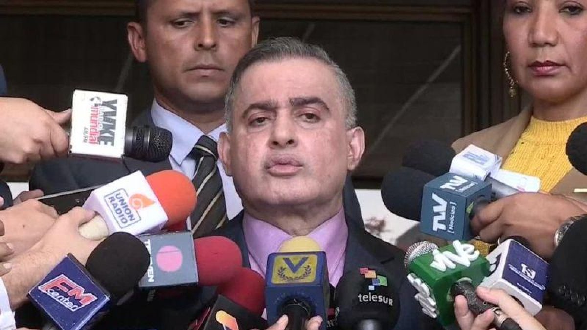 El fiscal general de Venezuela, Tarek William Saab, presentó este martes una solicitud al Tribunal Supremo de Justicia para que, como parte de una investigación preliminar, impida la salida del país al diputado Juan Guaidó.-EFE